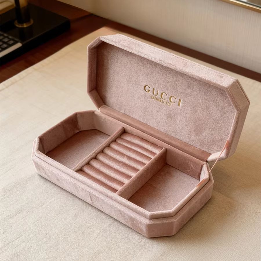 Ysl Beauty Makeup - Gucci'nin açık pembe kadife sekizgen mücevher